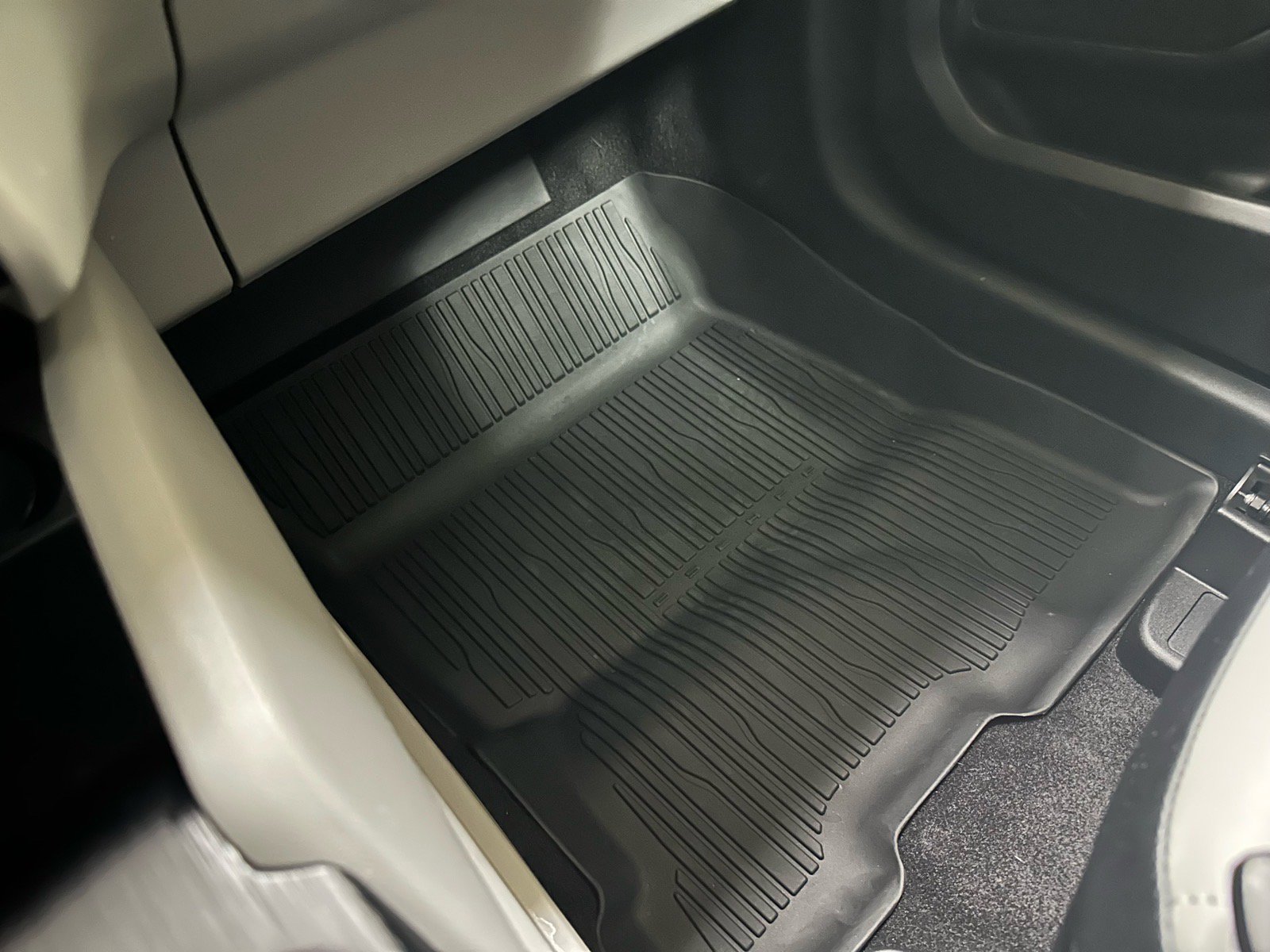 Certified 2025 Ford Escape Platinum w/ Premium Technology Package image 32