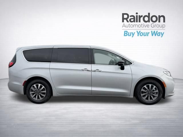 Used 2024 Chrysler Pacifica Limited FWD image 8
