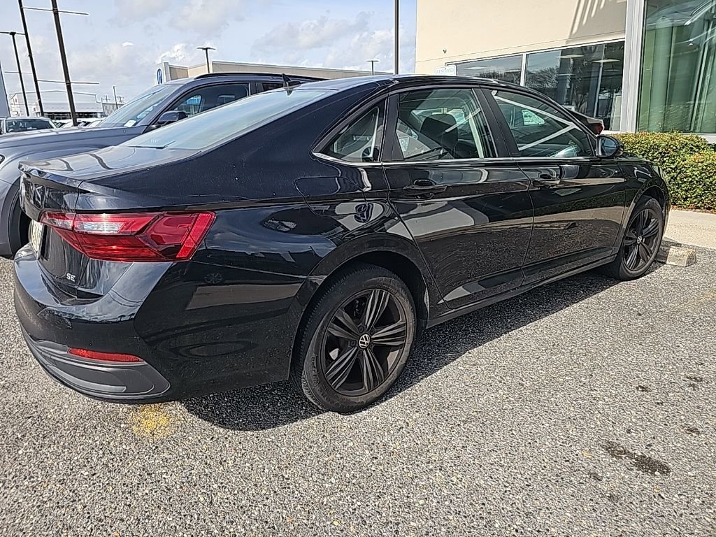 Used 2023 Volkswagen Jetta SE w/ Panoramic Sunroof Package image 3