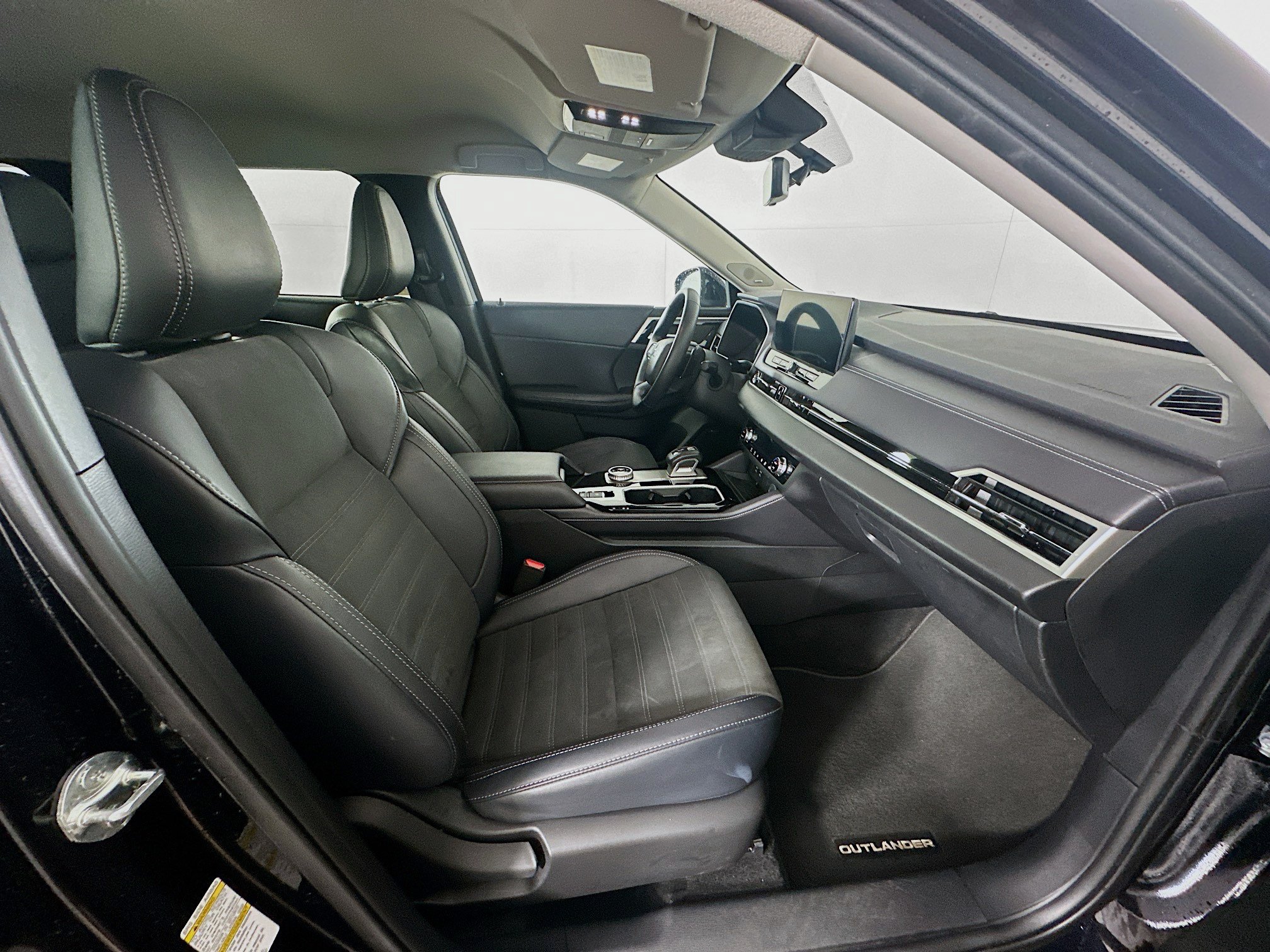 Used 2025 Mitsubishi Outlander SE AWD/4WD image 32