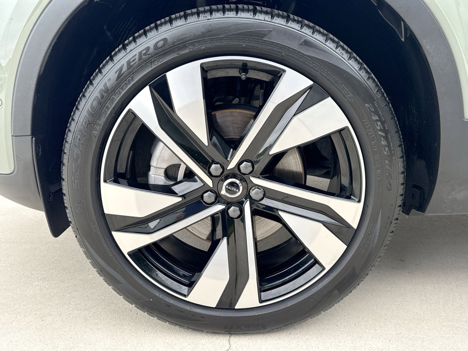 Certified 2025 Volvo XC40 B5 Ultra w/ Protection Package Premier AWD/4WD image 12