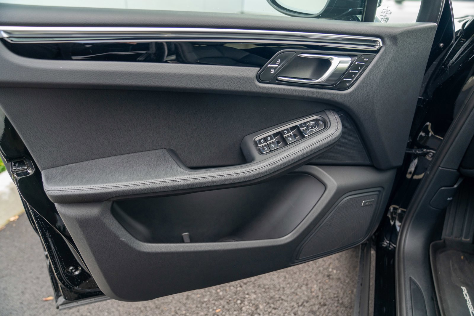 Certified 2025 Porsche Macan image 10