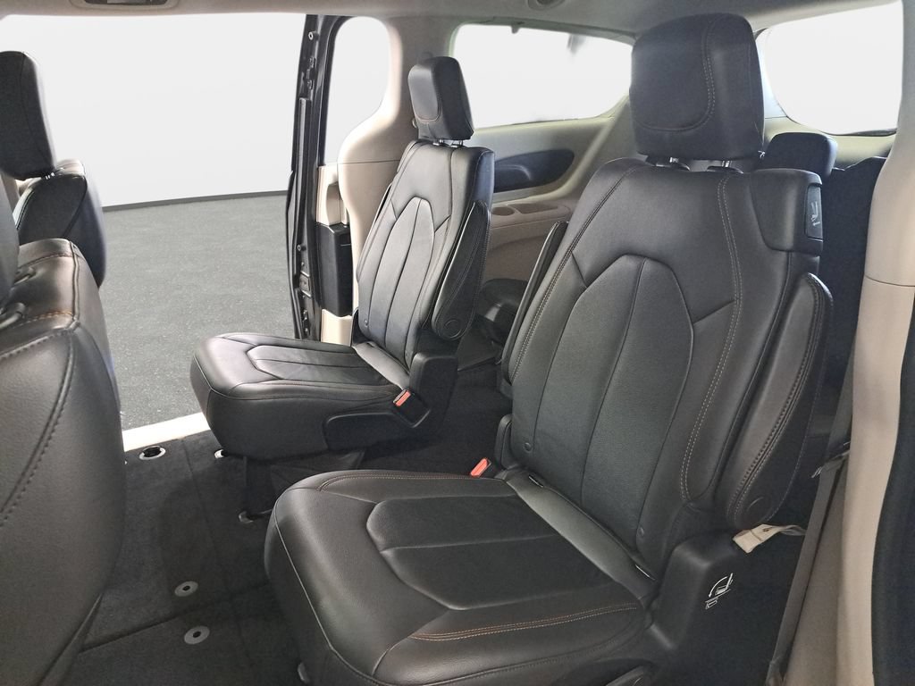 Used 2017 Chrysler Pacifica Touring-L FWD image 16