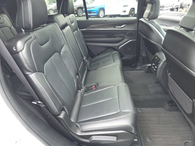 Used 2025 Jeep Grand Cherokee L Overland w/ Advanced Protech Group III AWD/4WD image 53