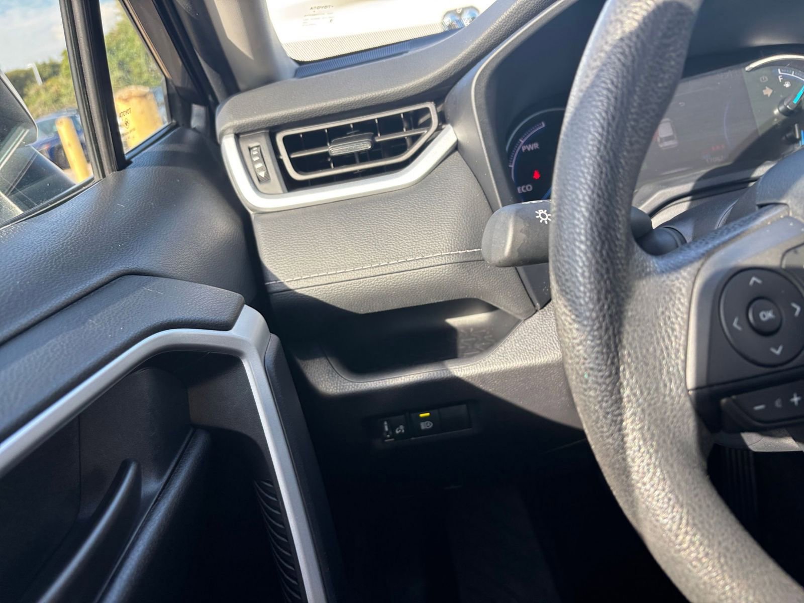 Used 2025 Toyota RAV4 LE image 33