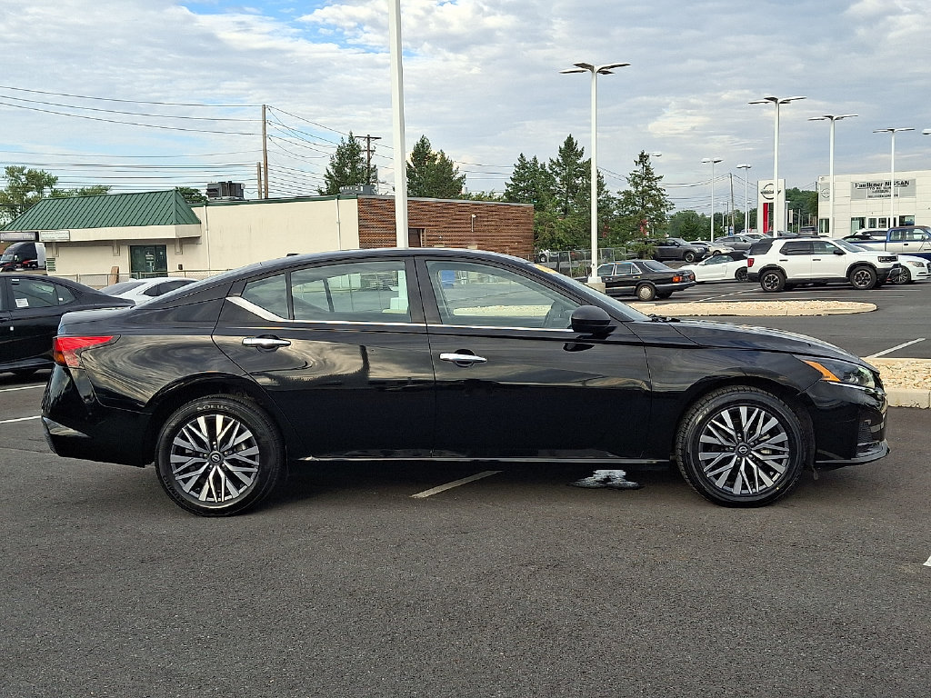 Used 2025 Nissan Altima 2.5 SV AWD/4WD image 7
