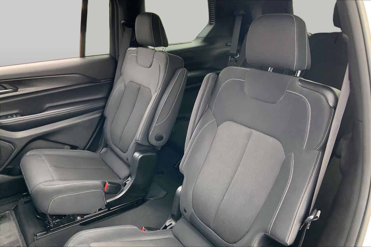 Used 2024 Jeep Grand Cherokee L Laredo RWD image 18