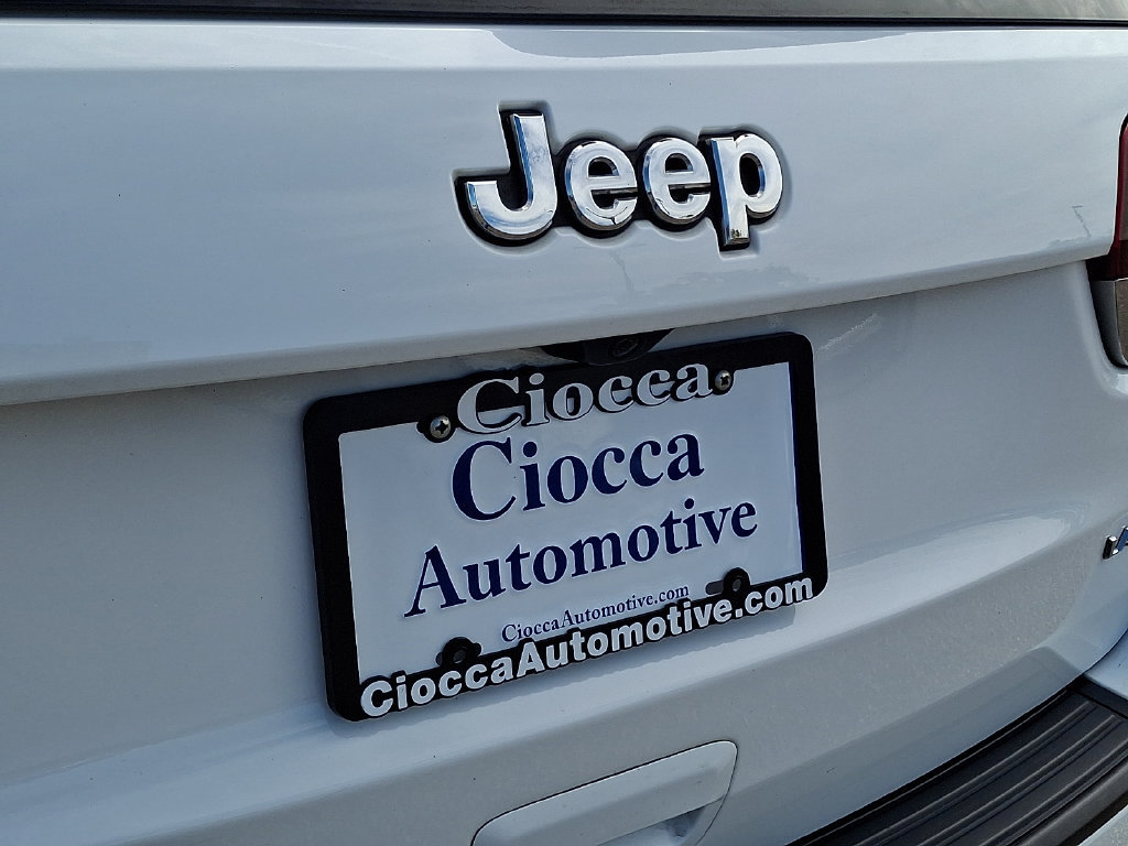 Used 2021 Jeep Grand Cherokee Laredo AWD/4WD image 31