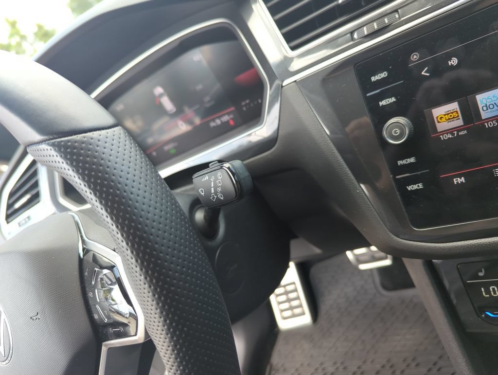 Certified 2023 Volkswagen Tiguan SE R-Line FWD image 24