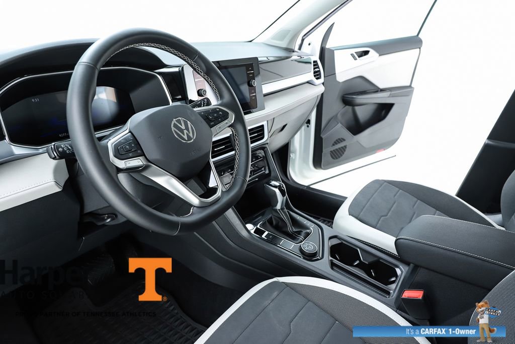 Used 2025 Volkswagen Taos SE w/ Panoramic Sunroof Package AWD/4WD image 19