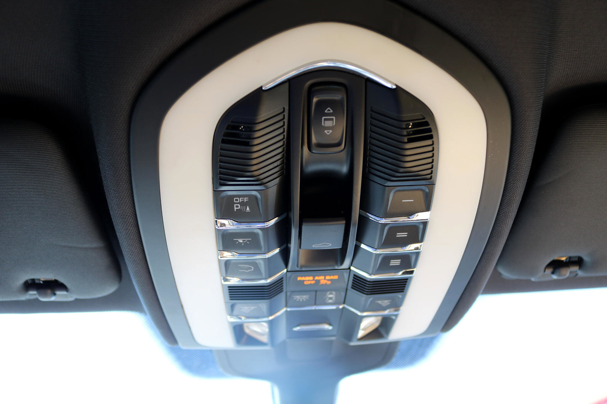 Used 2015 Porsche Cayenne S w/ Premium Package image 32