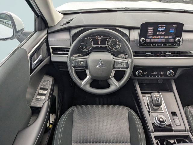 Used 2023 Mitsubishi Outlander ES image 13