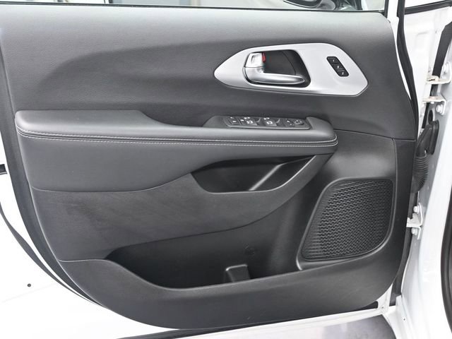 Used 2025 Chrysler Pacifica Limited image 9