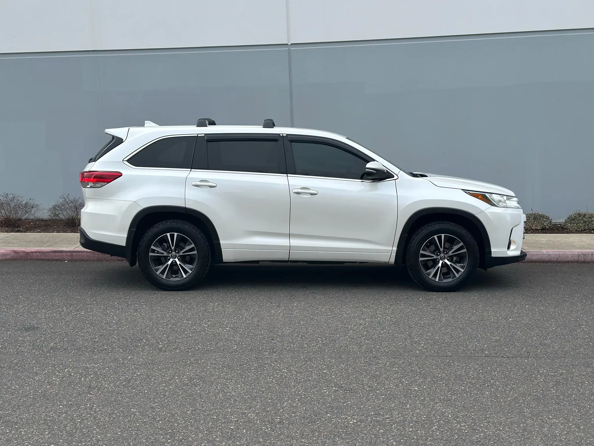 Used 2018 Toyota Highlander Plus AWD/4WD image 7