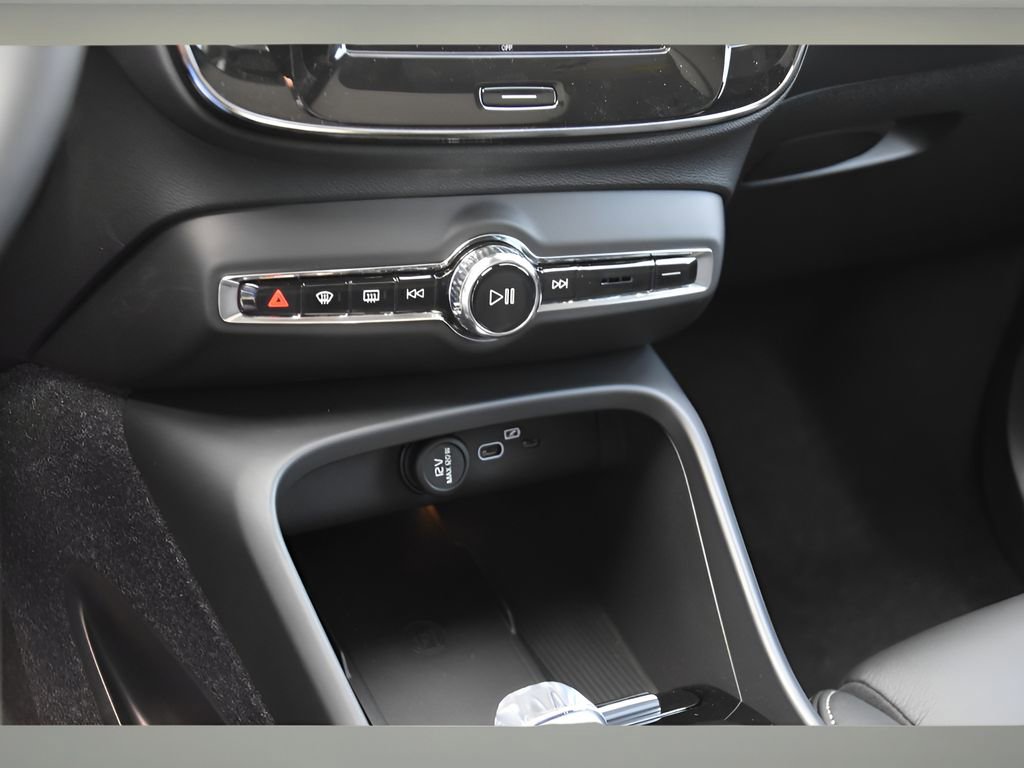Certified 2025 Volvo XC40 B5 Ultra w/ Protection Package Premier image 37