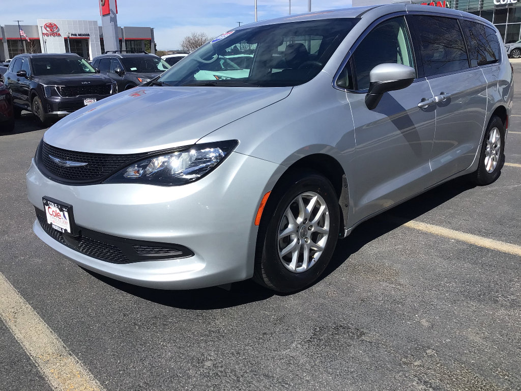 Used 2023 Chrysler Voyager LX image 2