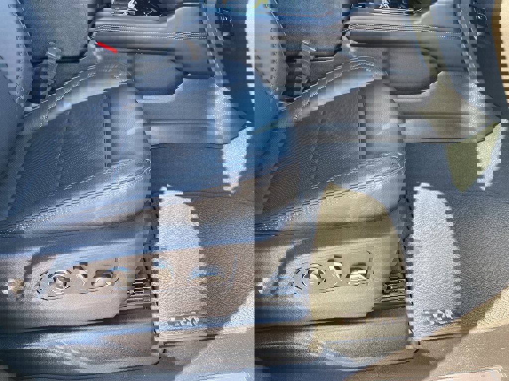 Used 2025 GMC Yukon XL Denali image 21