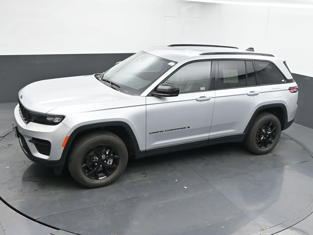 Used 2024 Jeep Grand Cherokee Altitude image 39