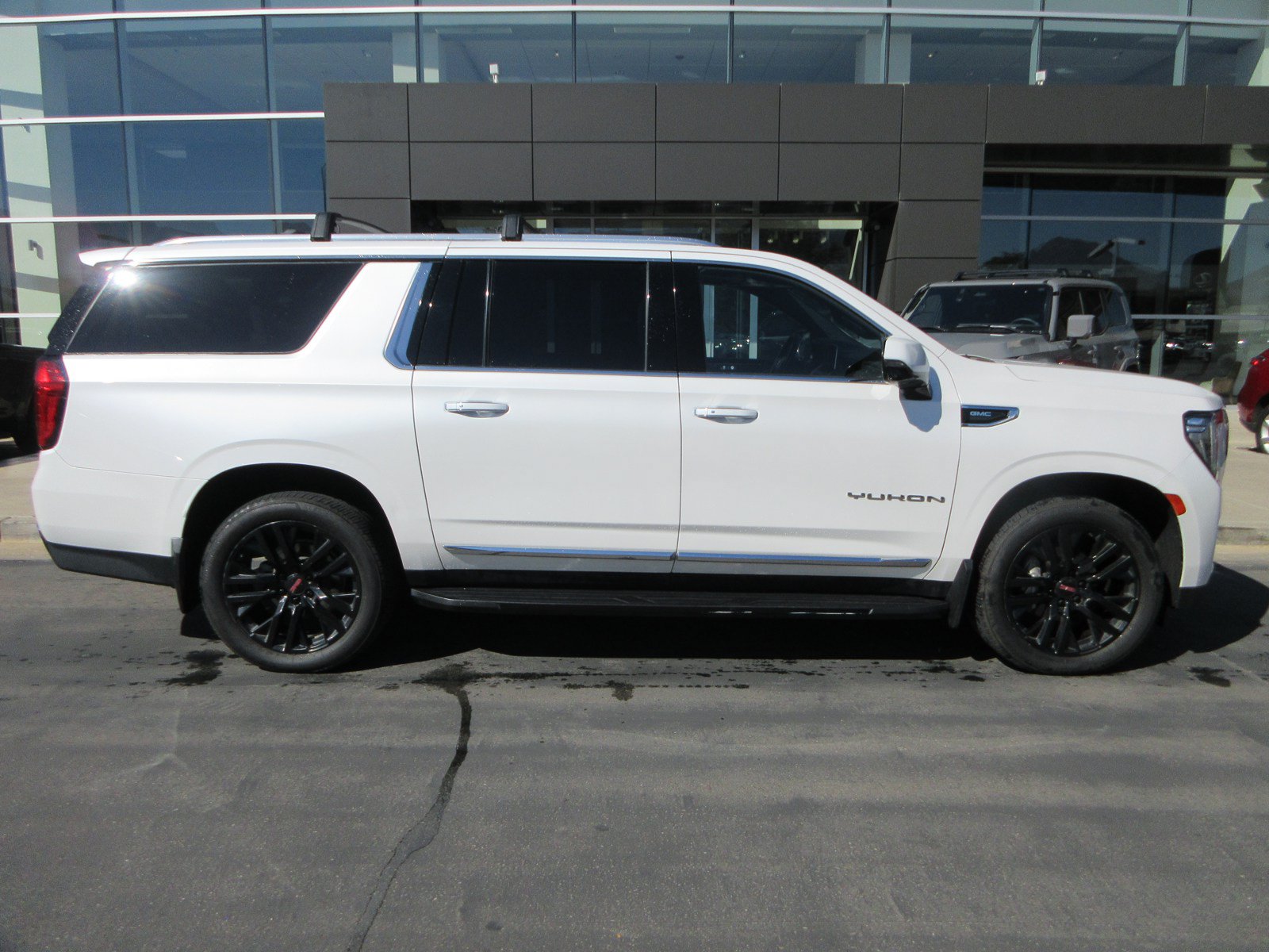 Used 2021 GMC Yukon XL SLT w/ SLT Luxury Plus Package AWD/4WD image 14