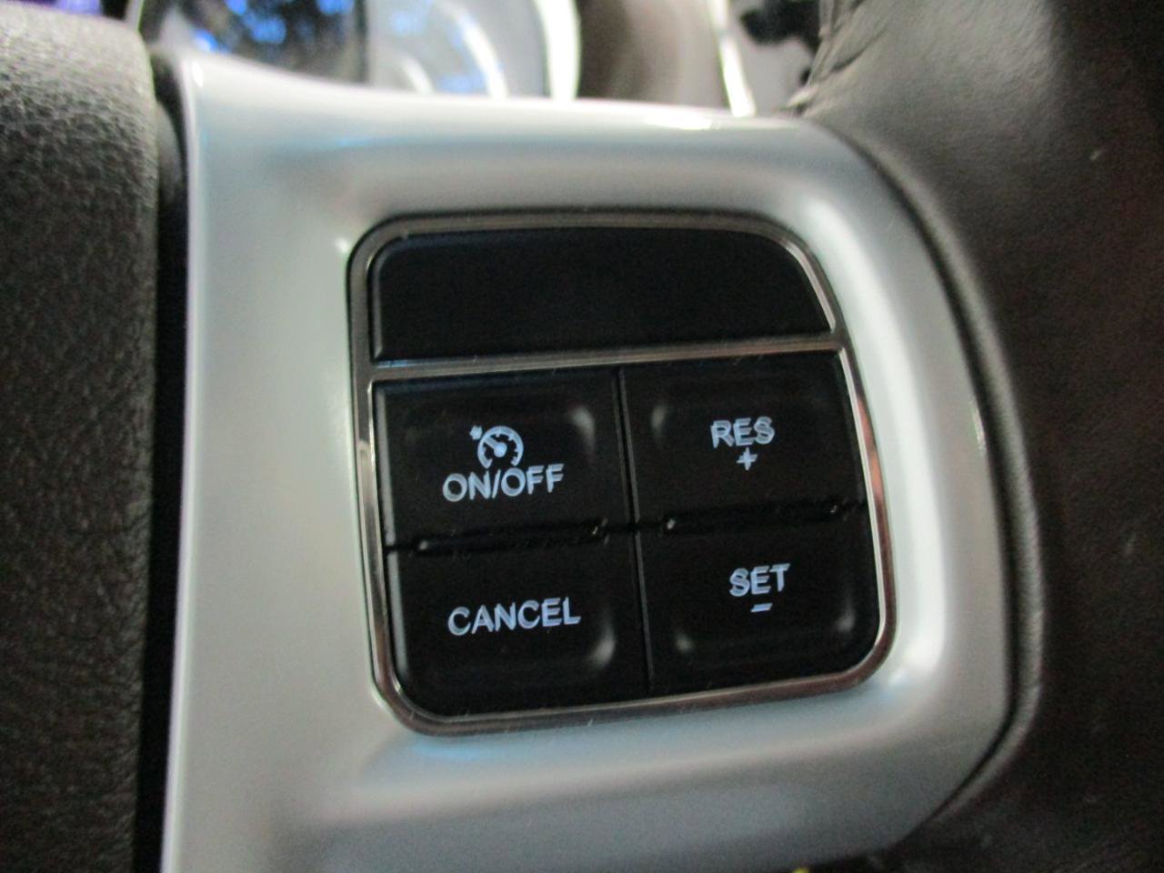 Used 2014 Chrysler Town & Country Touring image 25