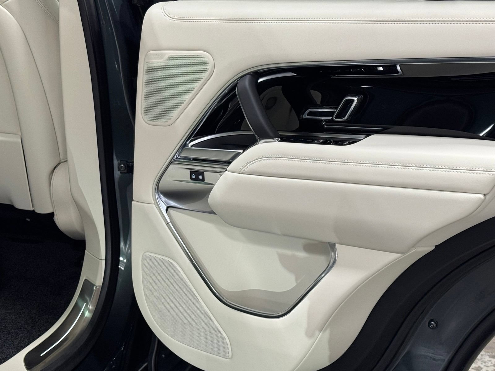 New 2026 Land Rover Range Rover SE AWD/4WD image 42