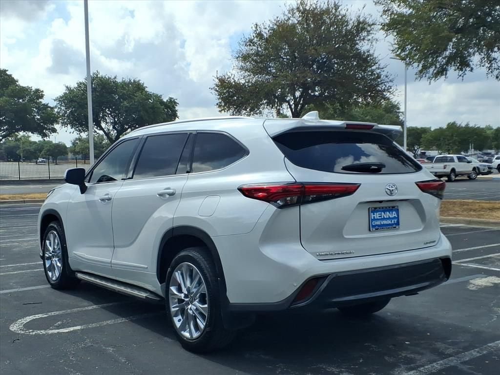 Used 2023 Toyota Highlander Limited FWD image 7