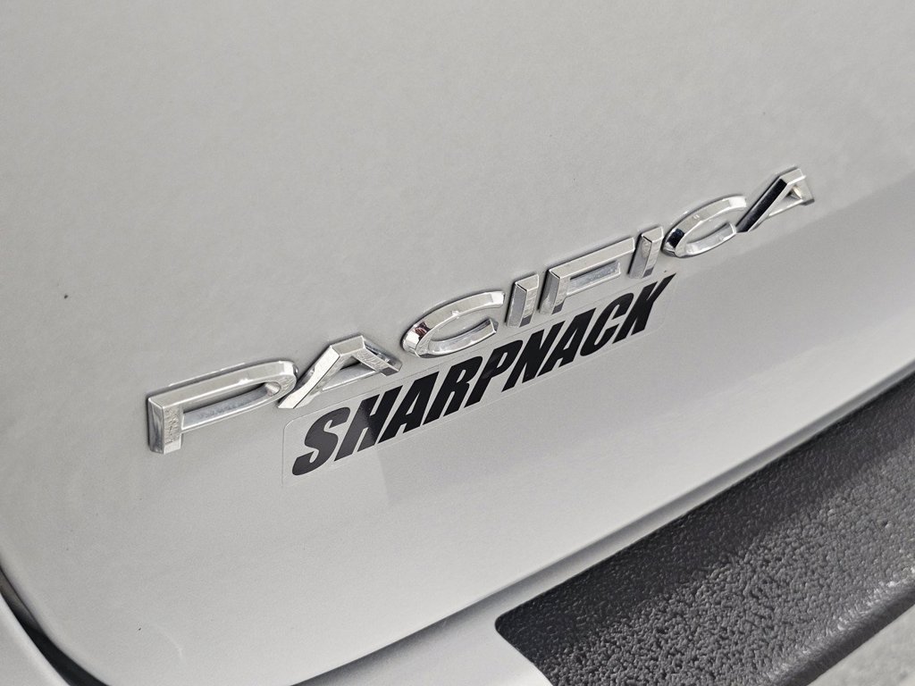 Used 2024 Chrysler Pacifica Touring-L FWD image 27