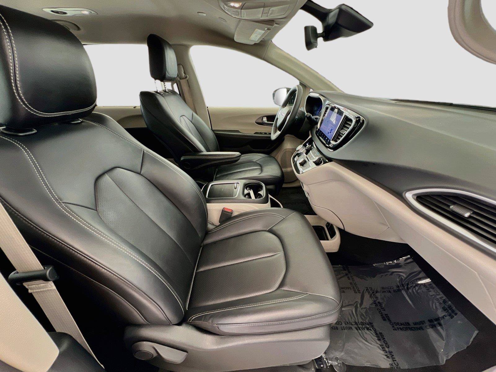Used 2024 Chrysler Pacifica Touring-L FWD image 27