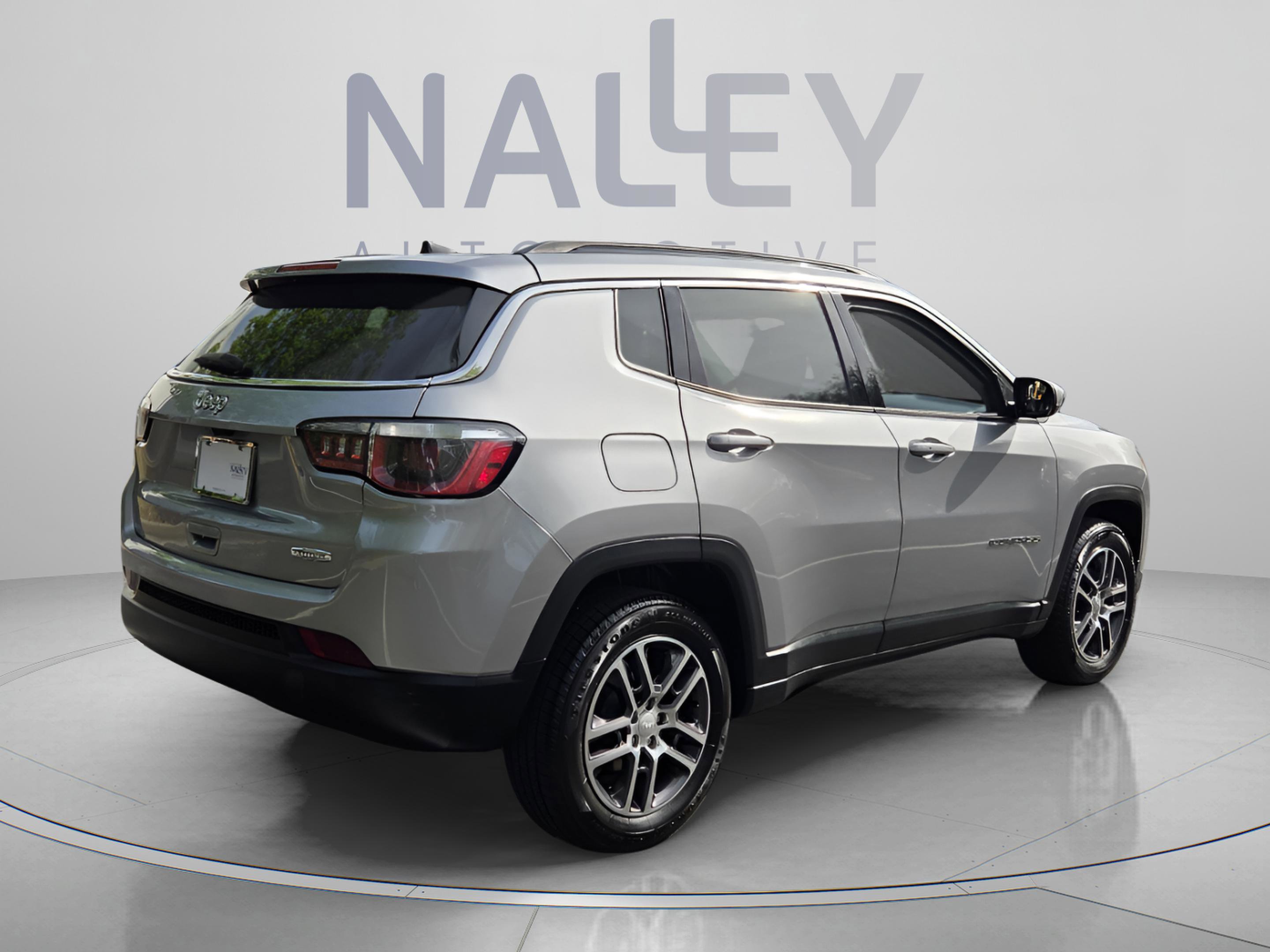 Used 2018 Jeep Compass Latitude w/ Popular Equipment Group FWD image 5