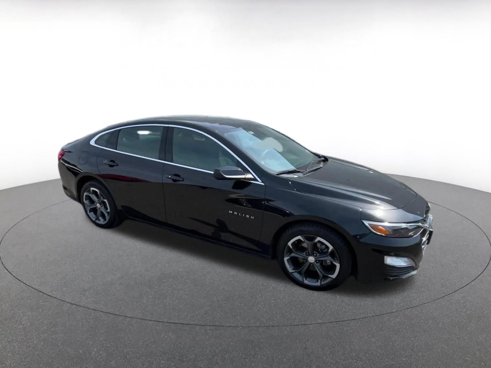 Used 2024 Chevrolet Malibu LT image 2