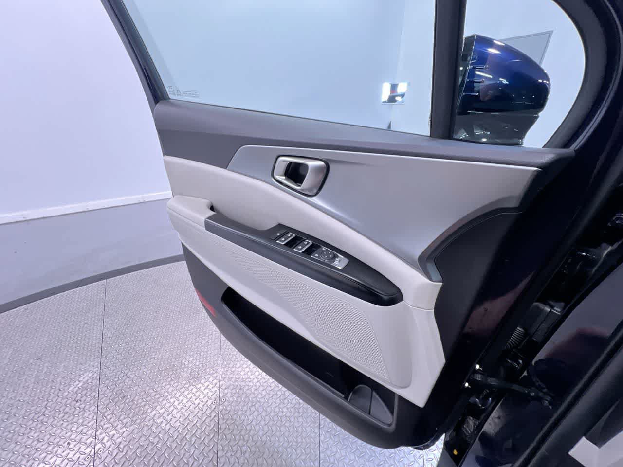 Used 2024 Kia Carnival LX FWD image 32