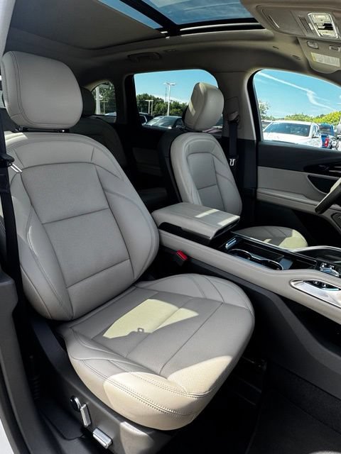 Used 2025 Lincoln Nautilus Premier AWD/4WD image 15