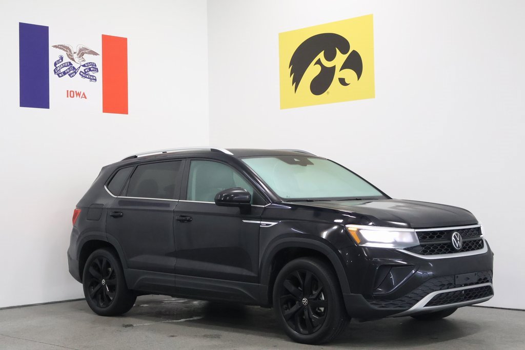 Used 2023 Volkswagen Taos SE w/ Panoramic Sunroof Package
