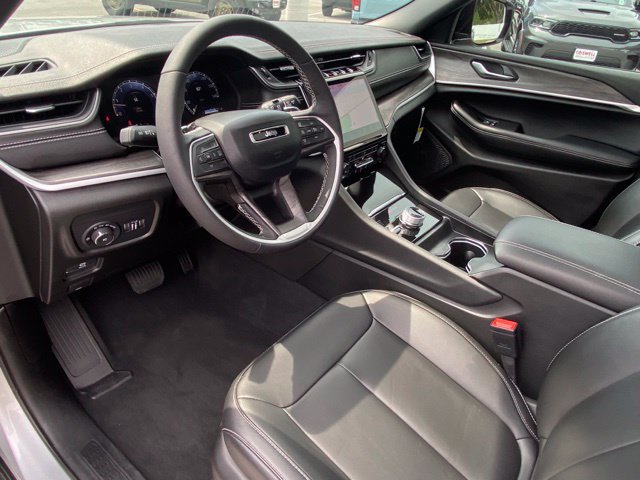 Used 2025 Jeep Grand Cherokee L Limited w/ Black Appearance Package AWD/4WD image 13