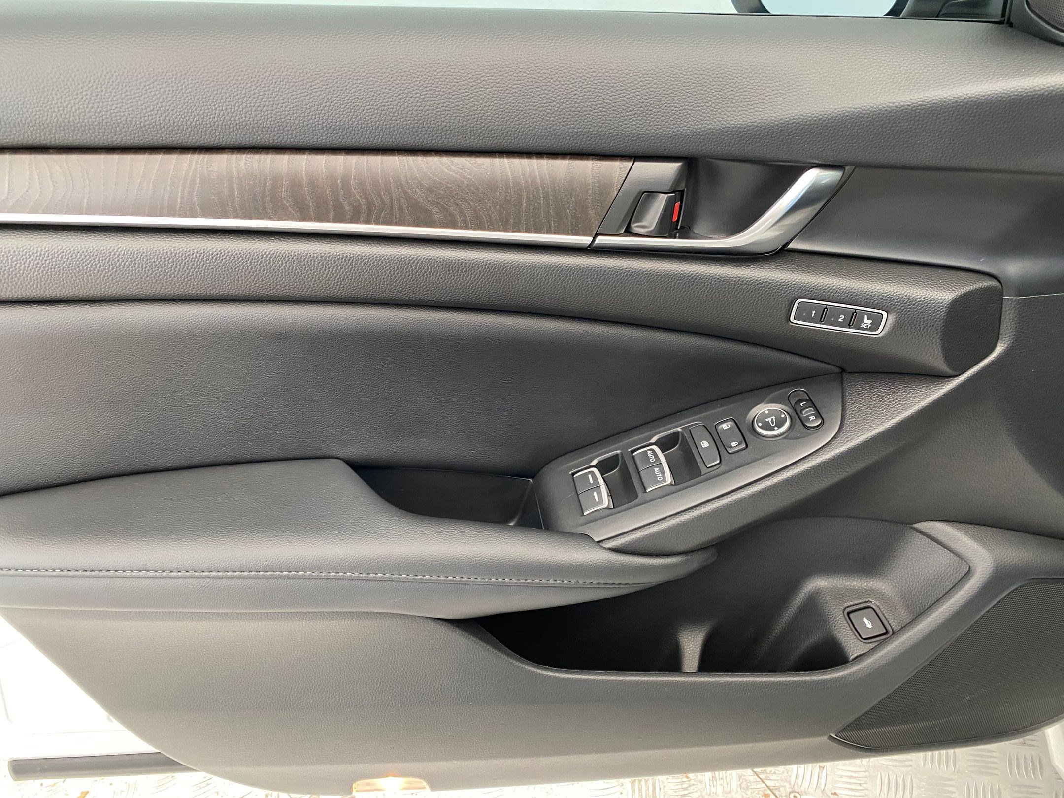 Used 2022 Honda Accord Touring image 11