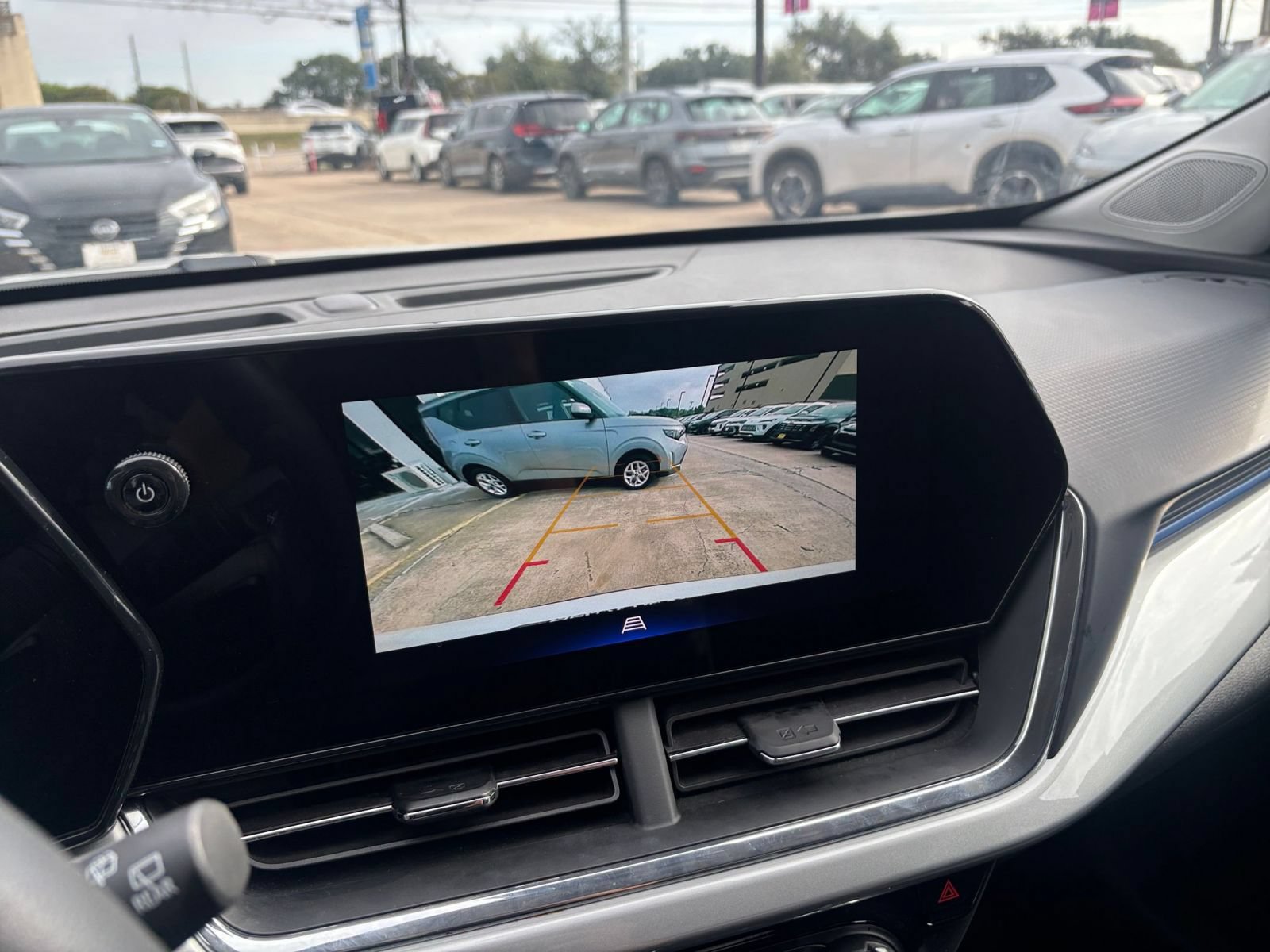 Used 2025 Chevrolet Trax LT FWD image 18