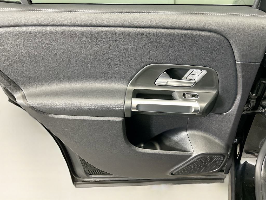 Used 2021 Mercedes-Benz GLB 250 4MATIC image 24