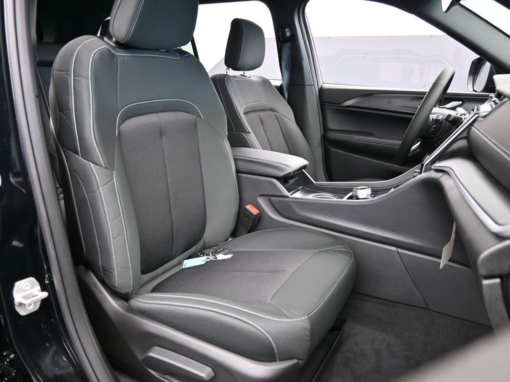 Used 2025 Jeep Grand Cherokee Laredo image 39