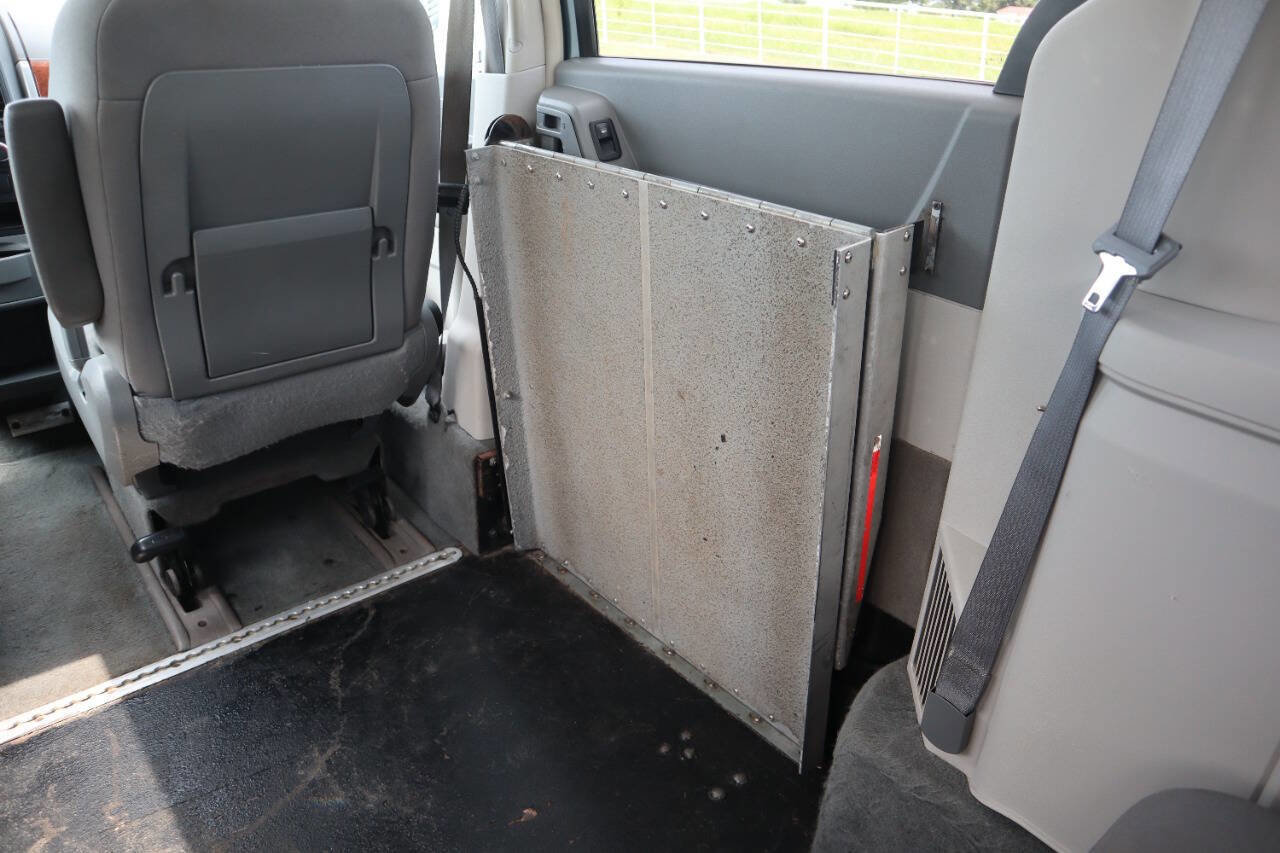 Used 2008 Chrysler Town & Country Touring image 26