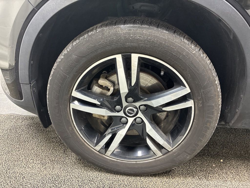 Used 2024 Volvo XC40 B5 Core image 9