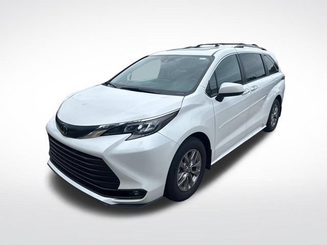 Used 2026 Toyota Sienna XLE AWD/4WD image 3
