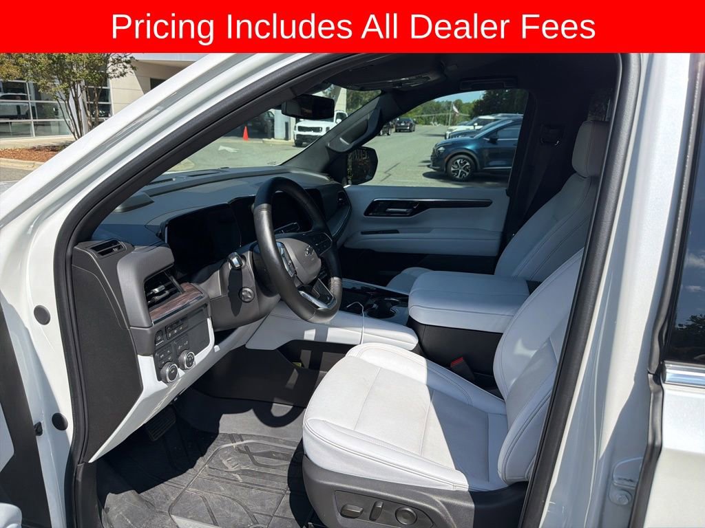 Used 2025 Chevrolet Suburban Premier AWD/4WD image 3