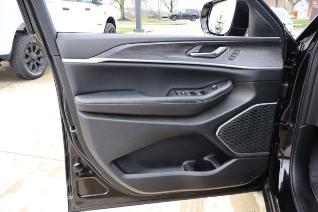 New 2026 Jeep Grand Cherokee L Limited w/ Limited Altitude Package AWD/4WD image 8