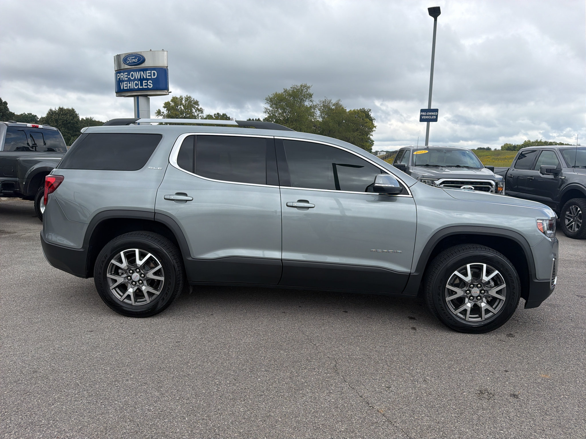 Used 2023 GMC Acadia SLE w/ Driver Convenience Package FWD image 4
