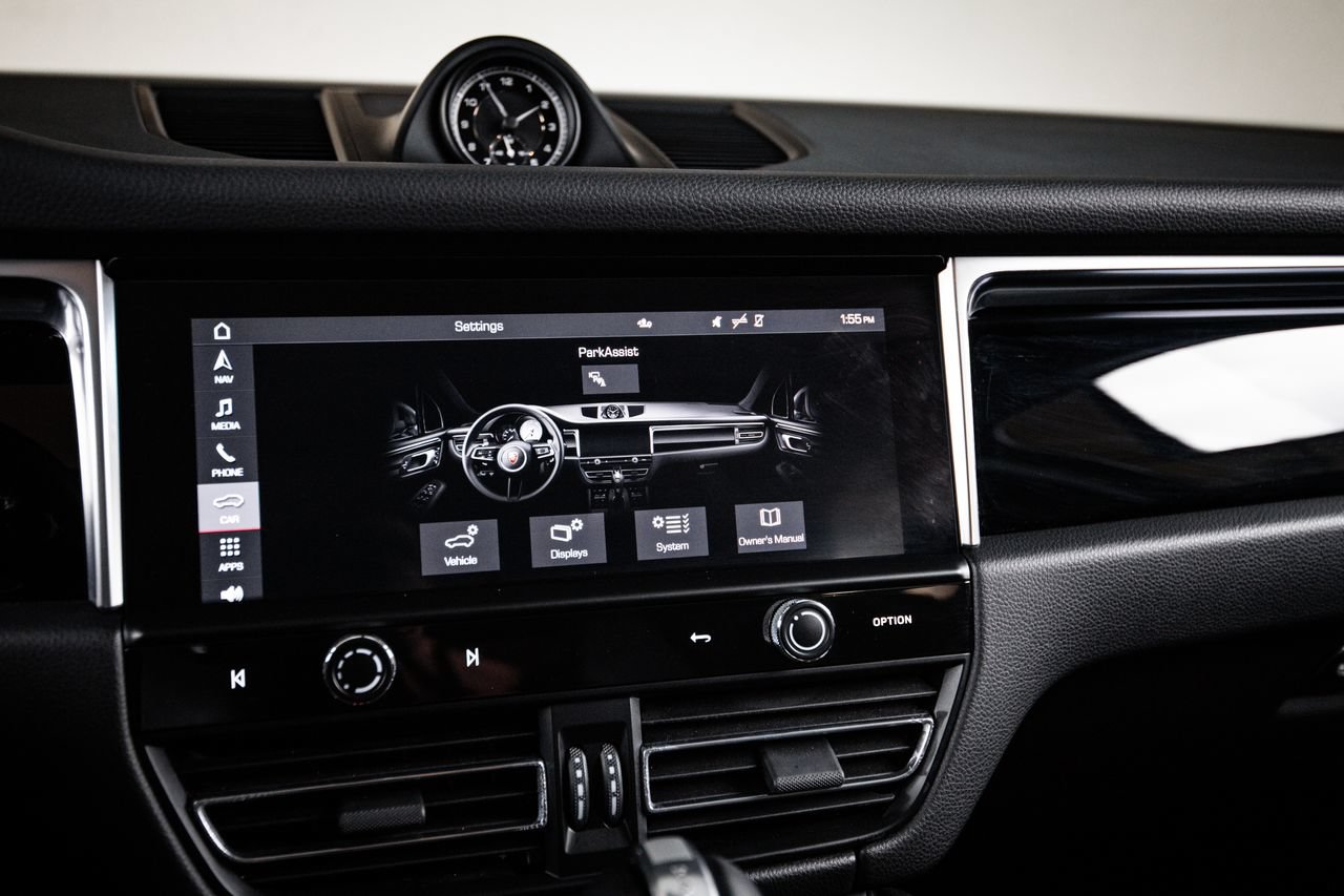Certified 2022 Porsche Macan AWD/4WD image 18