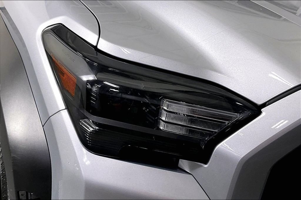 Used 2025 Toyota 4Runner SR5 AWD/4WD image 36