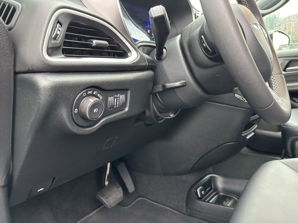 Used 2025 Chrysler Pacifica Select image 22