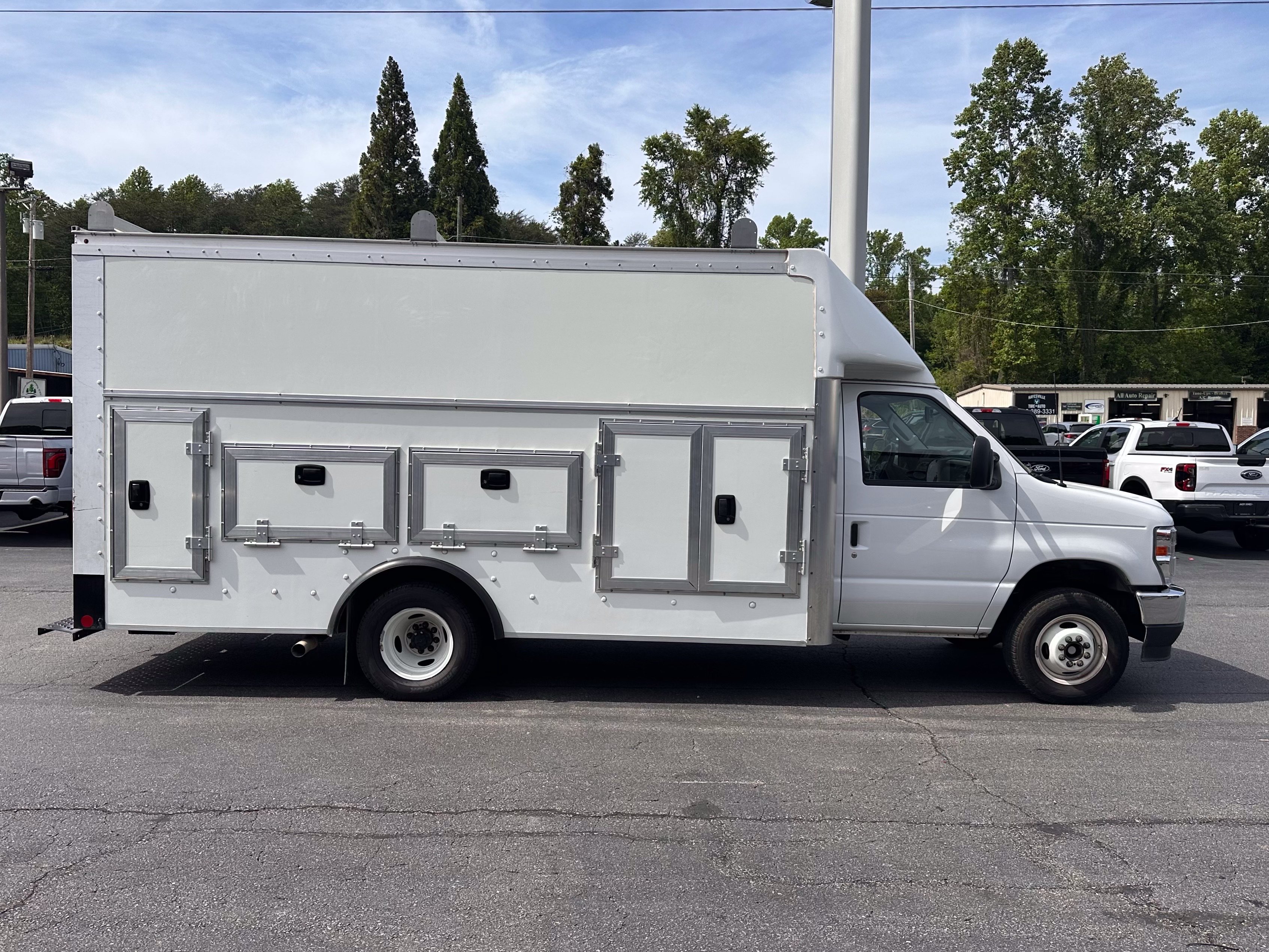 Used 2024 Ford E-450 and Econoline 450 Super Duty w/ Power Windows & Locks Group RWD image 5