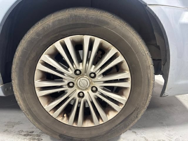 Used 2013 Chrysler Town & Country Touring-L w/ Trailer Tow Group FWD image 9