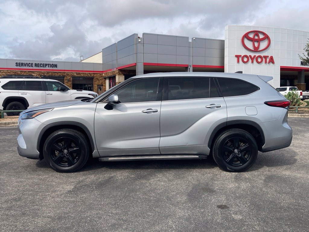 Used 2022 Toyota Highlander LE FWD image 8